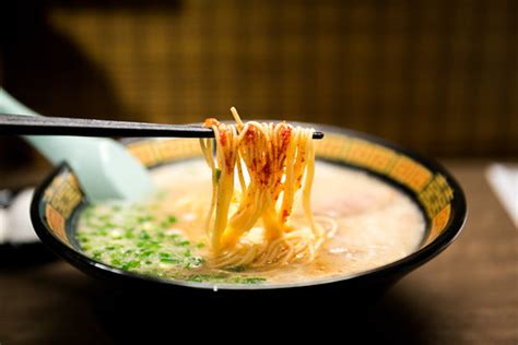  Hakata Ramen: Niezapomniane połączenie aromatycznego bulionu z elastycznymi makaronami i kremową konsystencją!