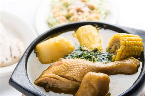  Sancocho de Gallina: Zapachowa Swoją Uciechą Podniebienie Oraz Rozgrzeje Cię Od Wewnątrz!