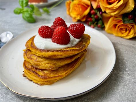  Pfannkuchen: Aromatyczne placki z nadzieniem owoców i lukrem, idealne na śniadanie, deser lub przekąskę!