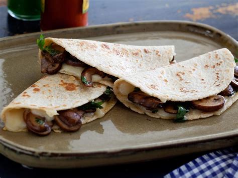  Quesadillas de Hongos: Delikatny ser spotkany z intensywnym aromatem grzybów leśnych!