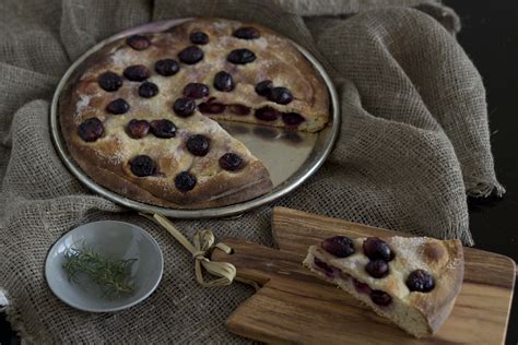  Schiacciata all'Uva: Delikatne ciasto z soczystym winogronem i aromatyczną skórką cytrynową!