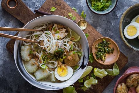  Soto Banjar! Odkryj Zupę z Mocną Bazą Kokosową i Delikatnymi Mięskiem