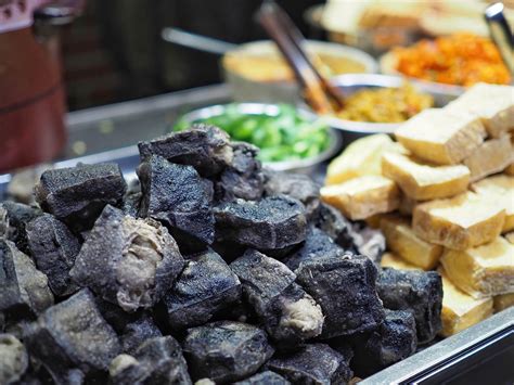   Stinky Tofu z Hefei - Czy ta cuchnąca uroda potrafi skruszyć nawet najbardziej wybredne podniebienie?